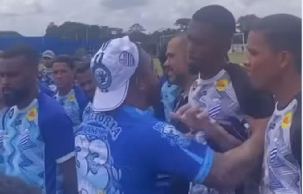 Torcedor chacoalha o goleiro Yago Oliveira no CT do CSA — Foto: Reprodução Instagram