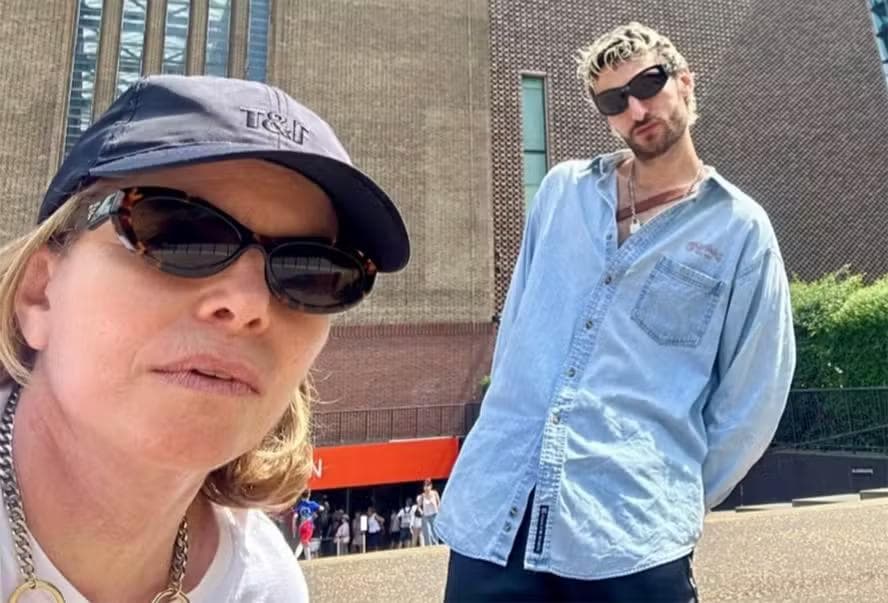 Debora Bloch curte Londres com o filho, Hugo Anquier — Foto: Reprodução/Instagram