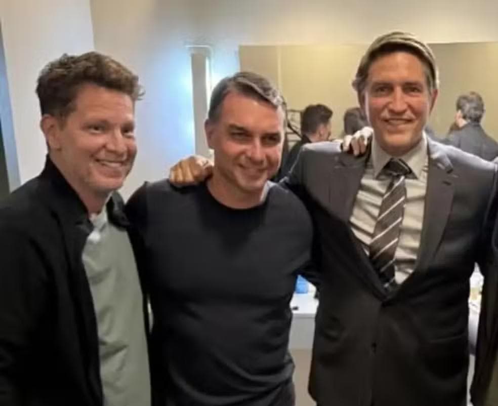 O deputado Mário Frias, o senador Flávio Bolsonaro e o ator Jim Caviezel, que interpreta o ex-presidente Jair Bolsonaro no filme 'Dark Horse' (O Azarão), sobre a vida do ex-presidente brasileiro. — Foto: Reprodução/Redes Sociais