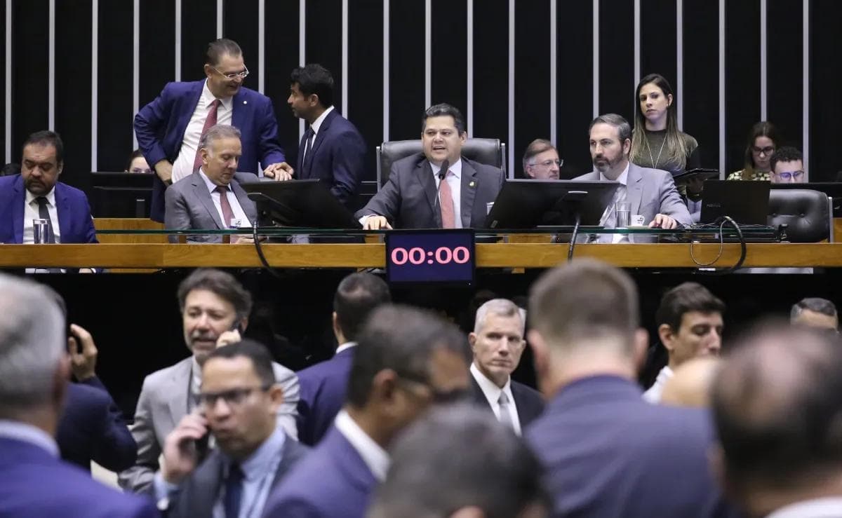 Deputados e senadores durante sessão conjunta nesta quinta-feira (27) • Kayo Magalhães/Câmara dos Deputados
