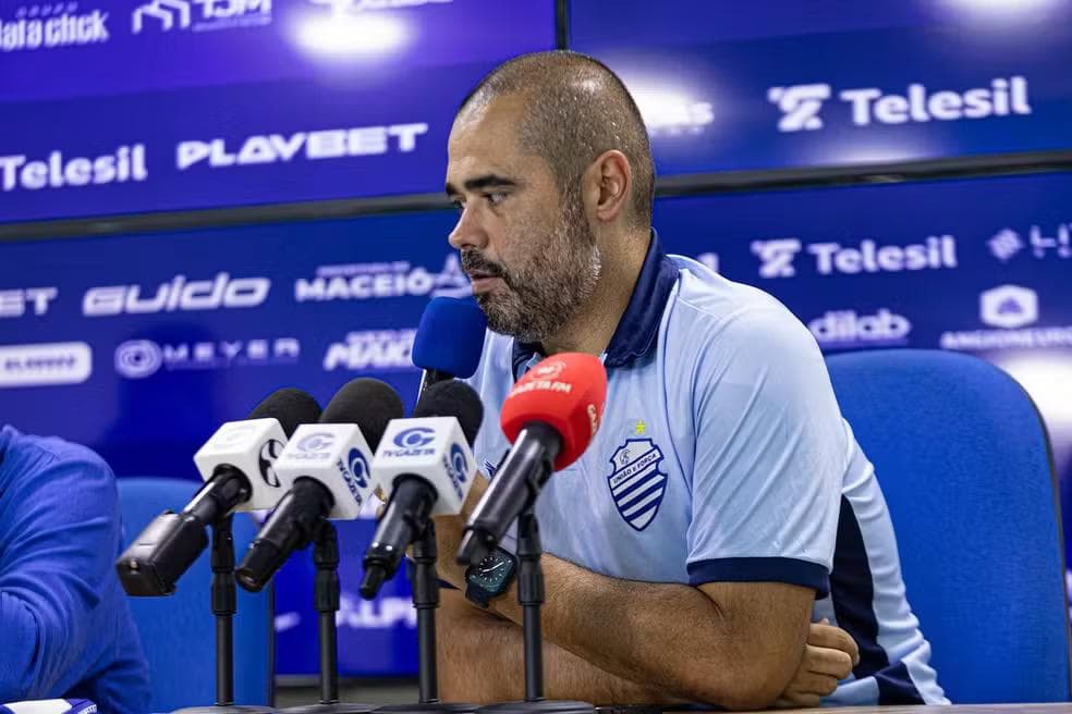 Carlos Bonatelli, executivo de futebol do CSA, está de olho no mercado — Foto: Allan Max/ASCOM CSA
