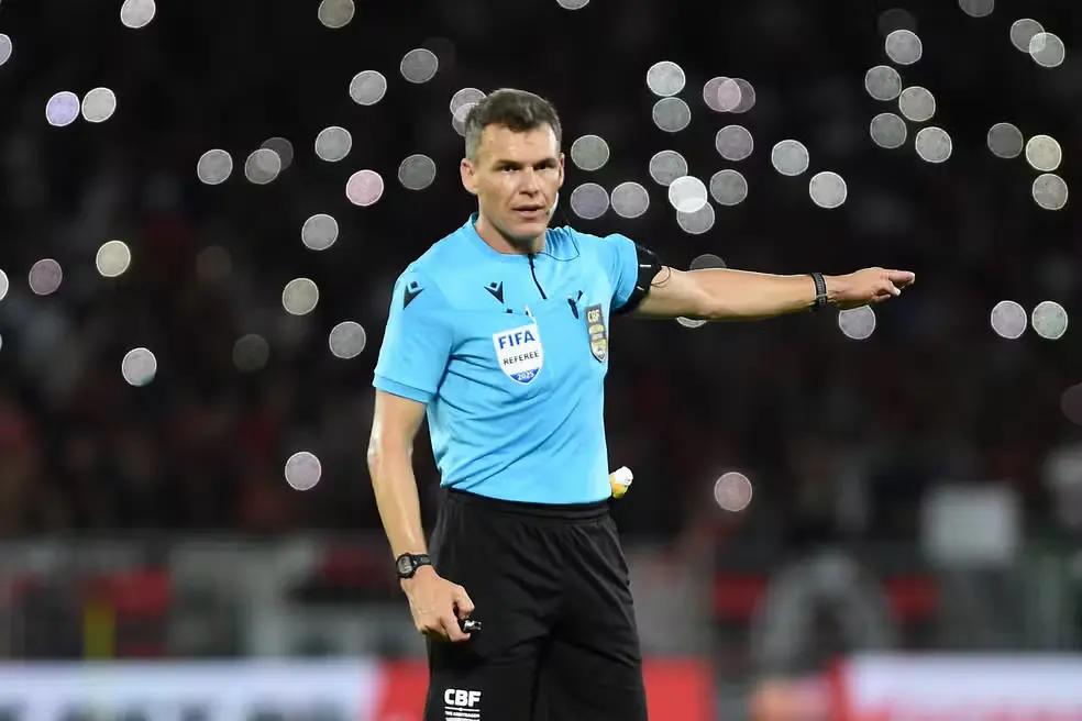 Árbitro Paulo Cesar Zanovelli apita o jogo decisivo — Foto: Alexandre Durão