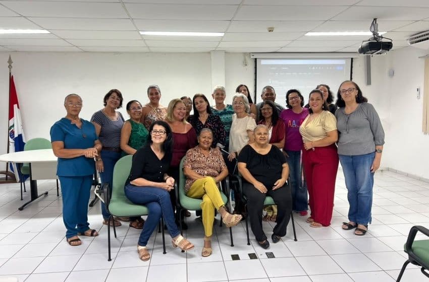 Artesãs da Economia Solidária reunidas durante encontro que promoveu troca de conhecimentos sobre a base conceitual do artesanato. Foto: Ascom Semtes