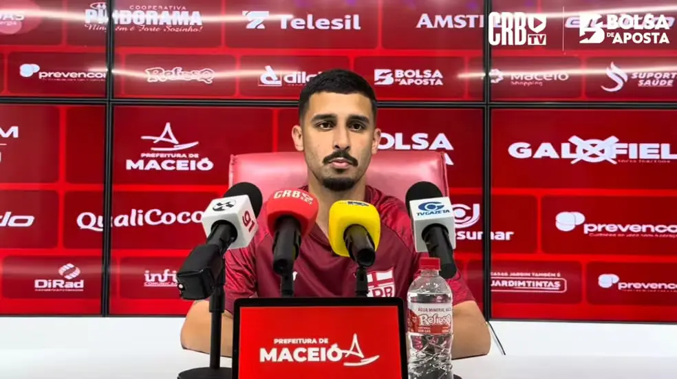 Danielzinho foi para a coletiva do CRB — Foto: Reprodução CRBTV