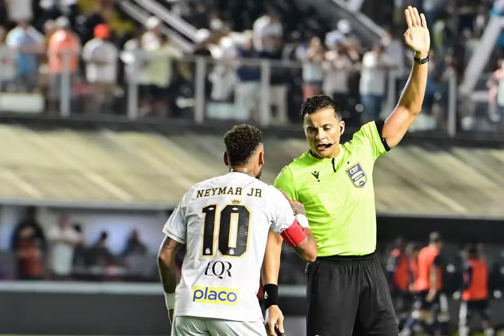 Neymar e o árbitro Savio Pereira Sampaio em Santos x Remo — Foto: Jota Erre/AGIF