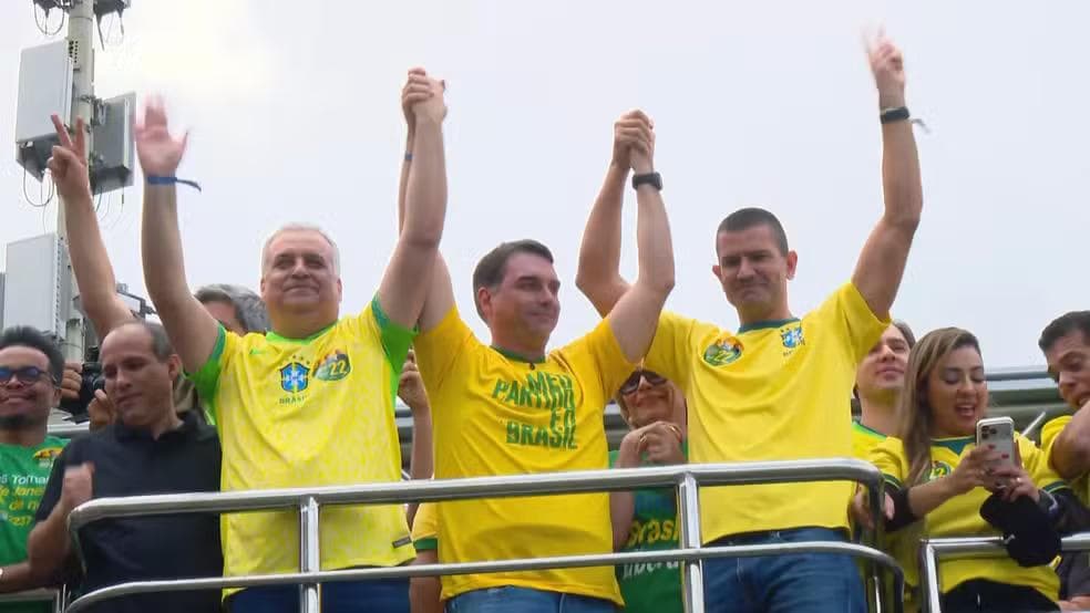 Alfredo Gaspar, Flávio Bolsonaro e Douglas Ruas — Foto: Reprodução/TV Globo
