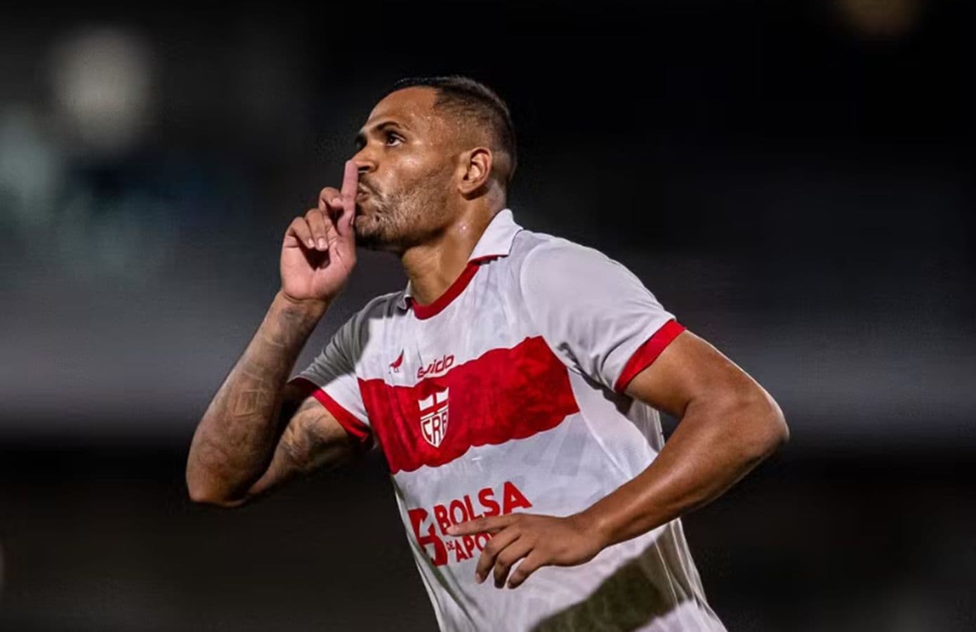 Centroavante Mikael comemora gol contra o Operário-PR — Foto: Francisco Cedrim/ASCOM CRB