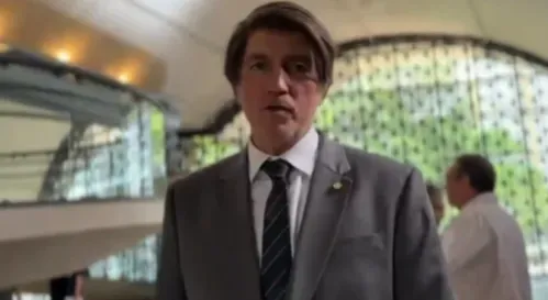 Jim Caviezel como Jair Bolsonaro em "Dark Horse" • Reprodução