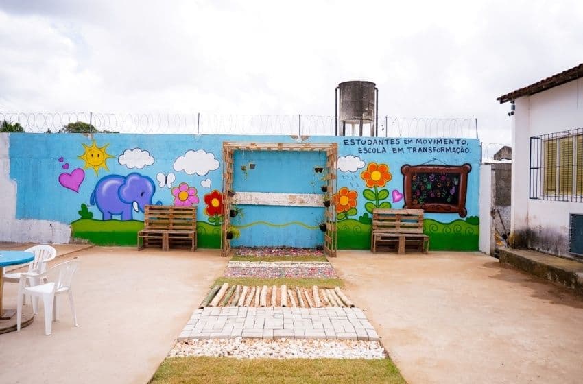 Estudantes transformaram um espaço que não era utilizado na escola em uma colorida e lúdica área de lazer e integração. Foto: Mel Cleto/ Ascom Semed