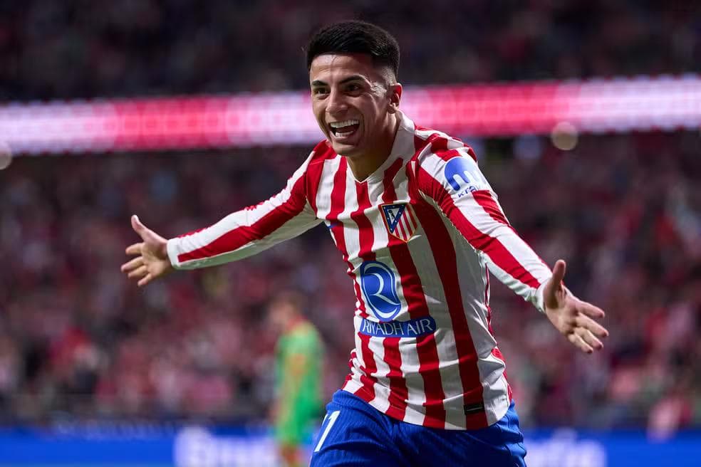Thiago Almada comemora gol em Atlético de Madrid x Osasuna, pelo Campeonato Espanhol — Foto: Diego Souto/Getty Images