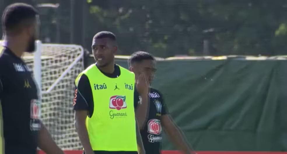 Rayan foi testado por Carlo Ancelotti em treino da Seleção — Foto: Reprodução/TV Globo