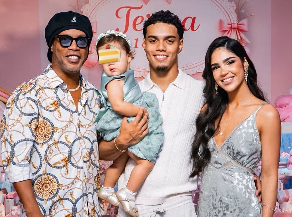 Ronaldinho Gaúcho com a neta, a nora e o filho — Foto: Reprodução Instagram