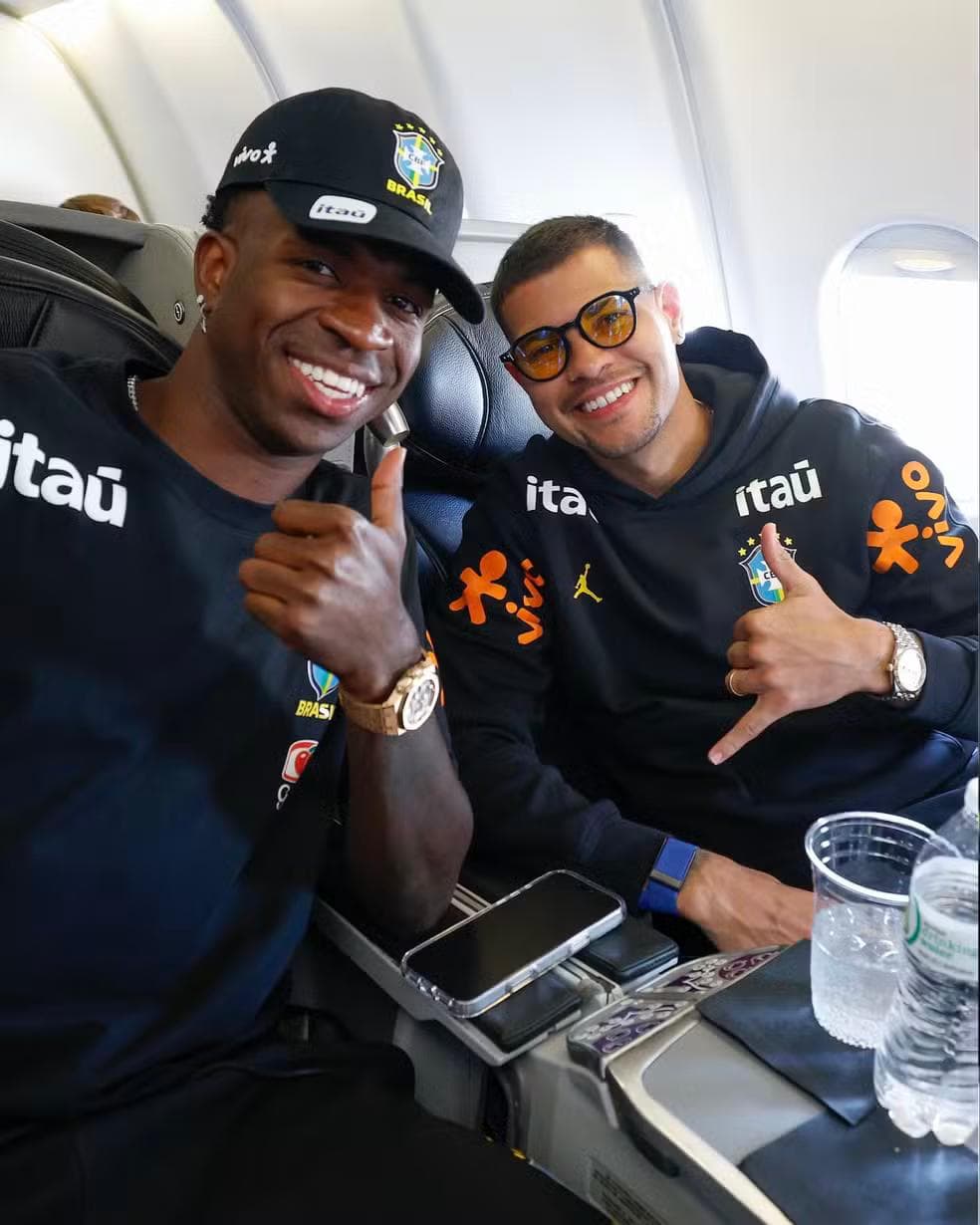 Vini Jr e Bruno Guimarães rumo a Cleveland — Foto: Reprodução