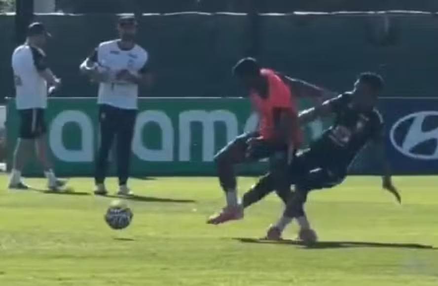 Casemiro dá carrinho forte em Endrick no treino da seleção brasileira — Foto: Reprodução