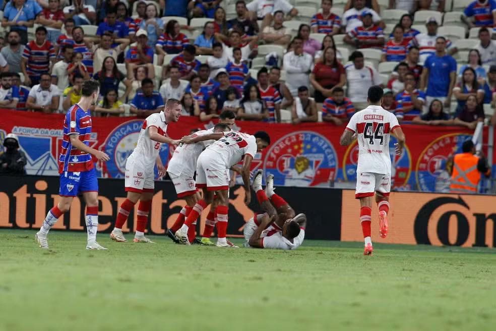 CRB comemora gol contra Fortaleza — Foto: Kid Jr./SVM