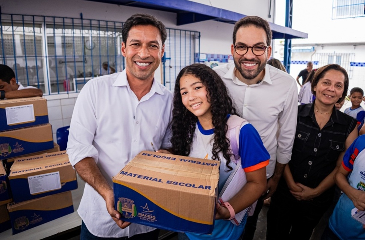 Mais de mil kits escolares são entregues pelo prefeito Rodrigo Cunha na Escola Municipal Jaime Miranda