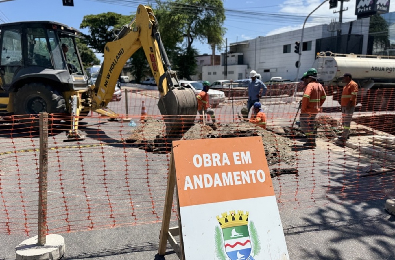 Obra emergencial de drenagem interdita Avenida Nelson Marinho de Araújo, no Conjunto Murilópolis, na Serraria